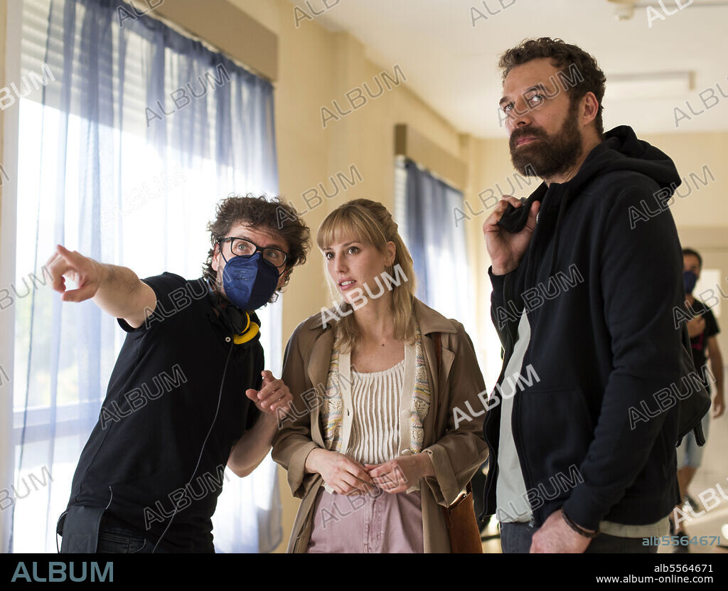 FRED TATIEN, JUAN MIGUEL DEL CASTILLO and NATALIA DE MOLINA in UNFINISHED AFFAIRS, 2022 (LA MANIOBRA DE LA TORTUGA), directed by JUAN MIGUEL DEL CASTILLO. Copyright A CONTRACORRIENTE FILMS.