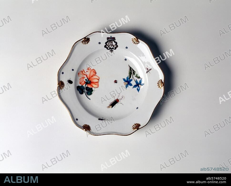 Porzellan, Manufaktur Meißen (Sachsen), 1742. Teller mit Dekor "Deutsche Blumen", Insekten und Monogramm "CA". Aus dem Speiseservice des Kurfürsten Clemens August von Köln. Brühl, Schloss Augustusburg.