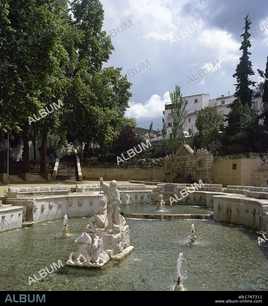 ARTE S. XIX. ESPAÑA. "FUENTE DEL REY". Diseñada por Remigio del Mármol en estilo barroco, fue terminada en el año 1803. En el centro, la escultura de Neptuno y Anfítrite sobre un carro. PRIEGO DE CORDOBA. Provincia de Córdoba. Andalucía.