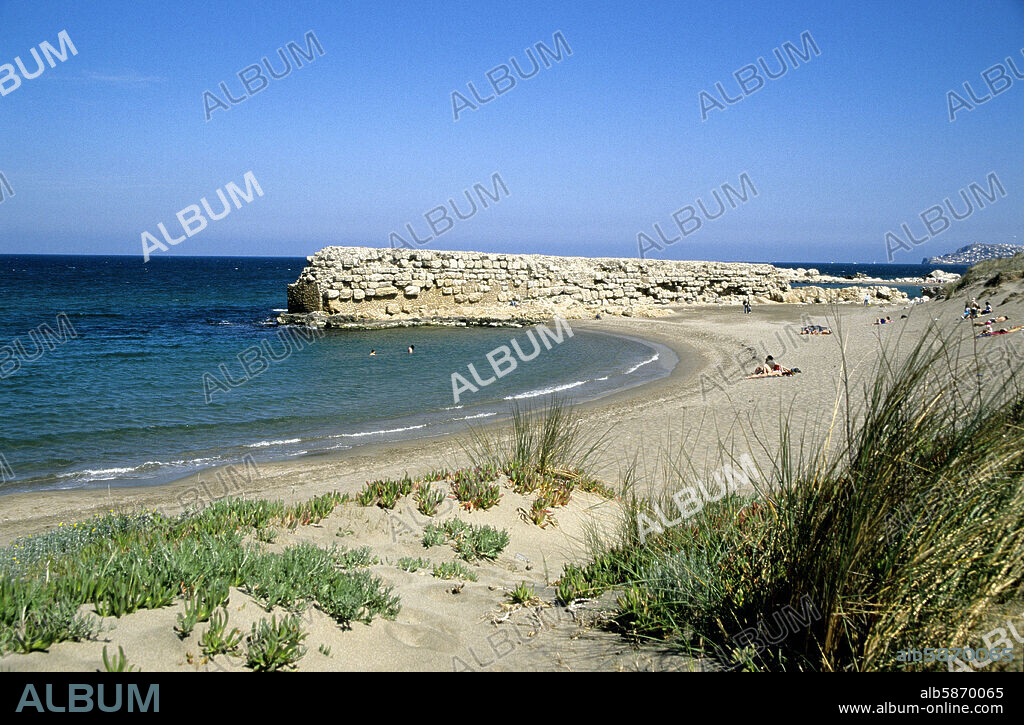 L´Escala; playa / platja del Moll Grec (restos del puerto griego de Empuries).