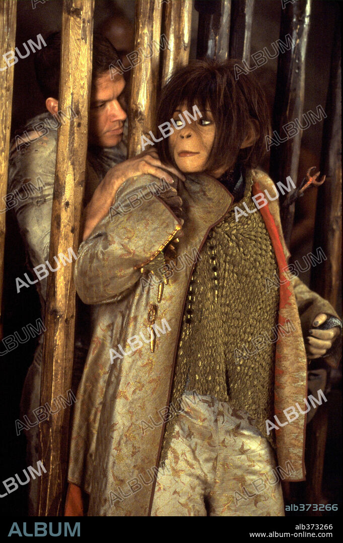 HELENA BONHAM CARTER y MARK WAHLBERG en EL PLANETA DE LOS SIMIOS, 2001 (PLANET OF THE APES), dirigida por TIM BURTON. Copyright 20TH CENTURY FOX / EMERSON, SAM.