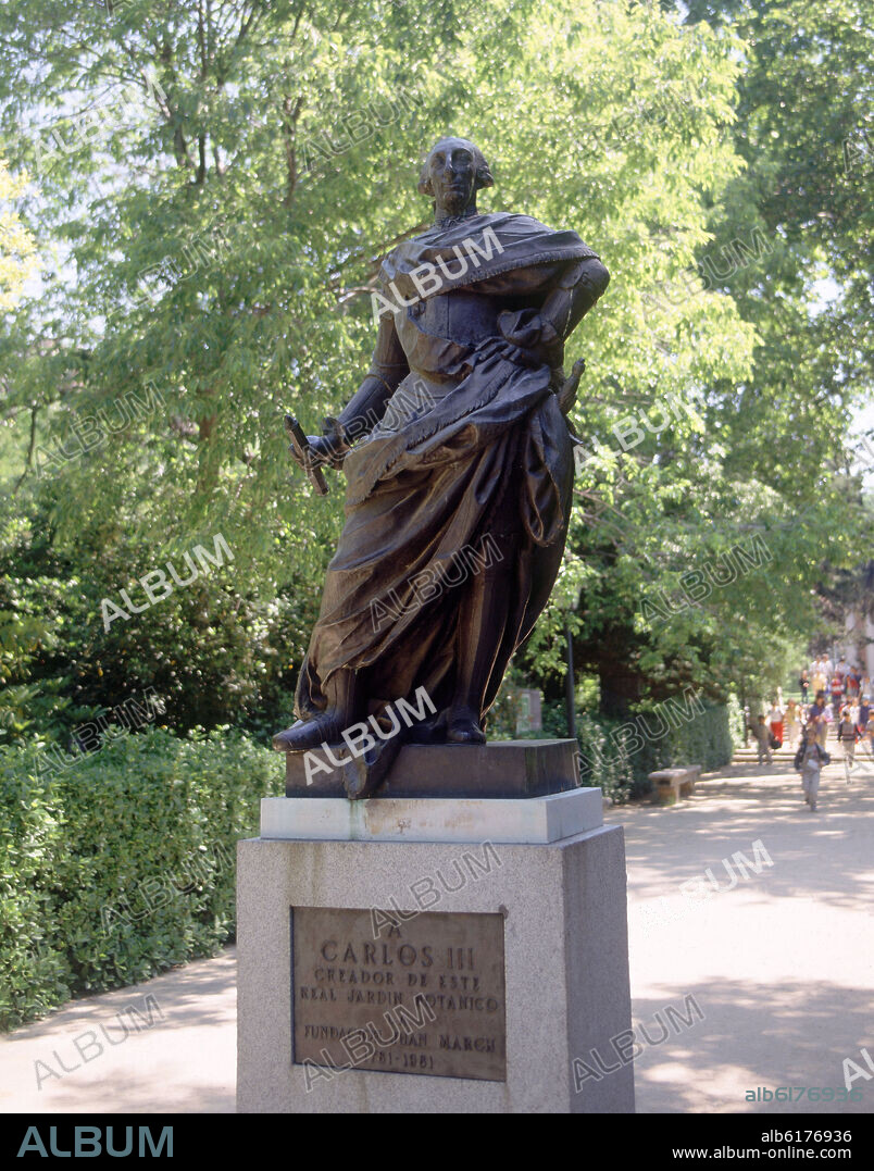 ESTATUA DE CARLOS III CREADOR DEL JARDIN BOTANICO.