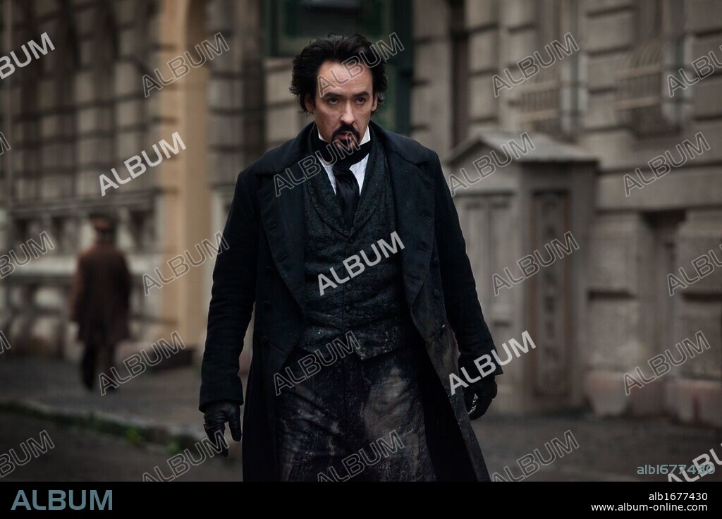 JOHN CUSACK en EL ENIGMA DEL CUERVO, 2012 (THE RAVEN), dirigida por JAMES MCTEIGUE. Copyright INTREPID PICTURES.