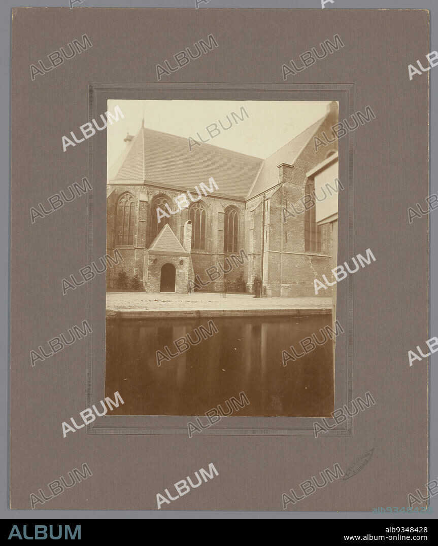 View of Dutch Reformed Church in De Rijp, North Holland, View of Dutch Reformed Church in De Rijp, North Holland, side aisle and nave. Water in front, in which is reflection of building., Leonard Vlaanderen (mentioned on object), Alkmaar, 1923, photographic support, cardboard, gelatin silver print, height 227 mm, width 167 mmheight 361 mm, width 300 mm.