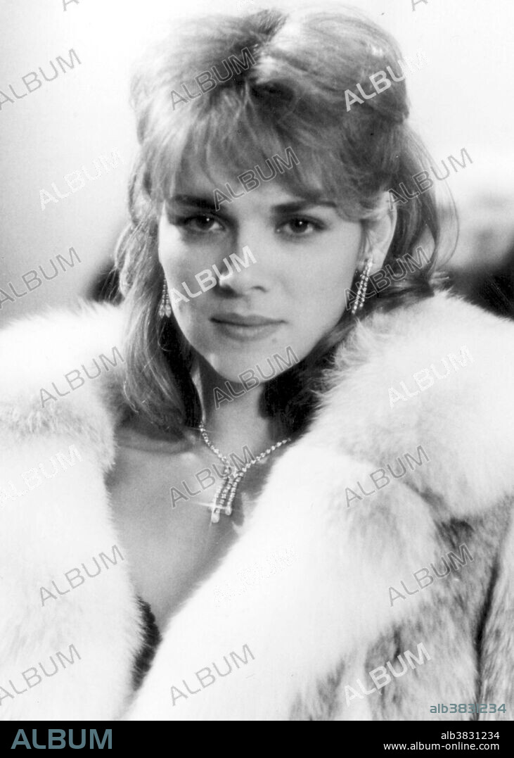 KIM CATTRALL in MANNEQUIN, 1987. Copyright CANNON FILMS.