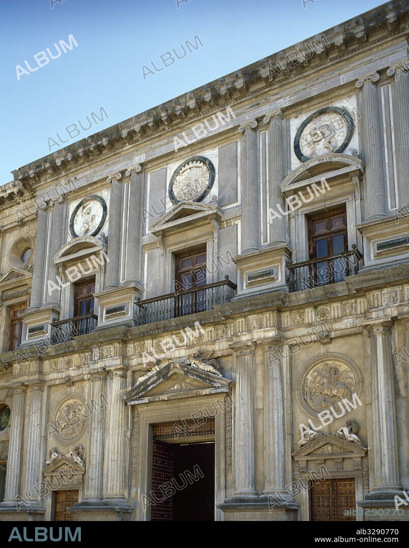 Palacio de Carlos V. Construido en el siglo XVI por Pedro Machuca (h.1490-1550), como residencia del emperador. Los trabajos empezaron en el año 1527. Juan de Herrera diseñó el pórtico principal de la fachada modificando los planos de Machuca. Granada. Andalucía. España.