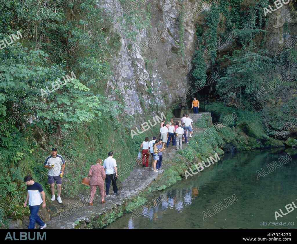 TURISTAS YENDO A BEBER AGUA DE LA FUENTE BAJO LA SANTA CUEVA - FOTO AÑOS 00.