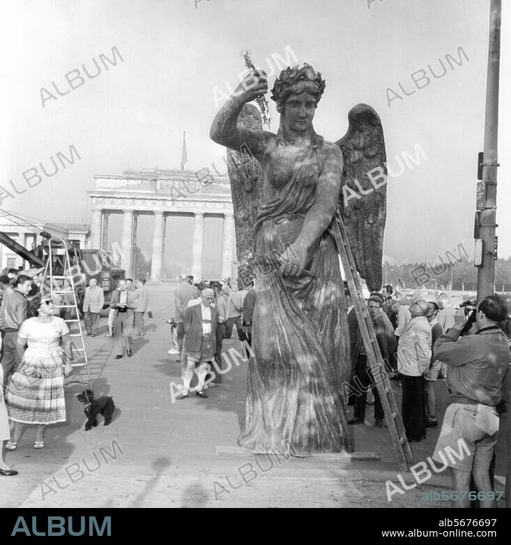 Berlin, Brandenburger Tor. Quadriga (1793, Entwurf Johann Gottfried Schadow). - Die Siegesgöttin auf dem Pariser Platz vor dem Transport zum Brandenburger Tor. Foto, 1.8.1958.