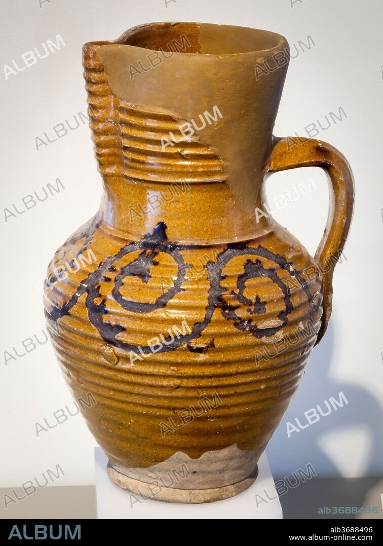 ANÓNIMO. Anónimo / "Jarra", Siglo XV, Cerámica (Cerámica vidriada y pintada), 28 x 18 x 09 cm.