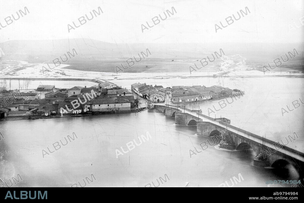 8 febrero 1912. La inundación en Ciudad-Rodrigo. Casas del arrabal del Puente, que Fue preciso desalojar por haber Penetrado en ellas el Agua. Foto: Pazos.