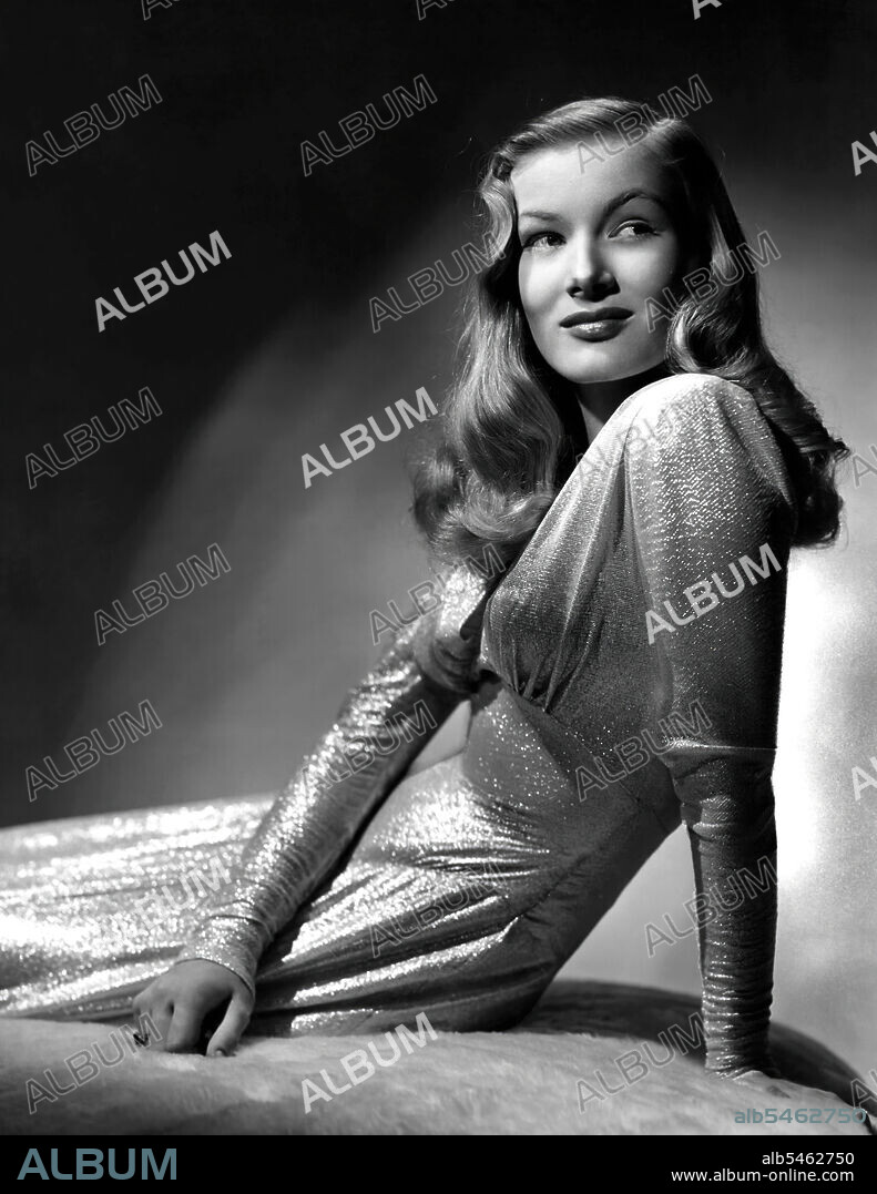 VERONICA LAKE in THIS GUN FOR HIRE, 1942, directed by FRANK TUTTLE. Copyright PARAMOUNT PICTURES.