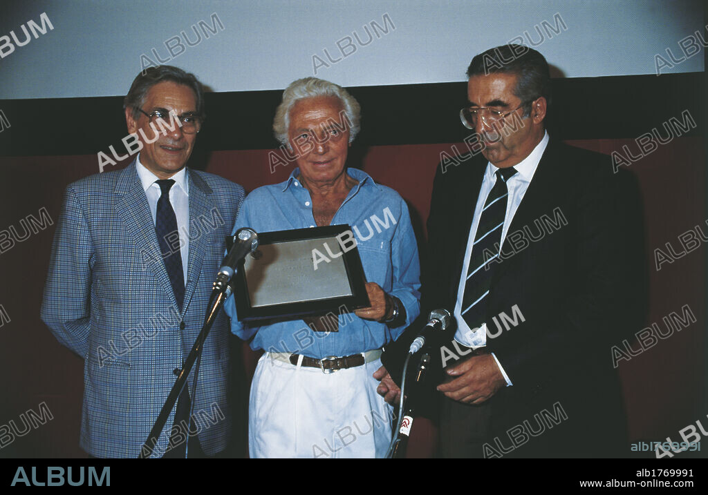 Dino Risi receives an award in Venice. The Italian director and screenwriter  Dino Risi showing the Pietro Bianchi Award won at the XLIV Venice International Film Festival.  Venice, 1987.