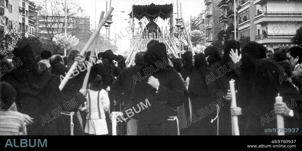 La Sed, del viernes de pasión al miércoles Santo. La hermandad de la sed Efectúa por Última vez la salida procesional
en el viernes de Pasión, 17 de Marzo. Lo Realiza por las Calles del Barrio. La Virgen de consolación Lucía en el Pecho, un pectoral
que Había donado el cardenal bueno Monreal. Tras nueve Años Dando ejemplo como hermandad de Gloria, la autoridad Eclasiástica
Aprueba sus Reglas como cofradía de Nazarenos el 8 de Octubre. Se Dispone su Túnica, de sotana y antifaz Negro, de capa y cíngulo
blanco y se Dispone que no Admitirá título de honor para ningún Cofrade, como así de Personas y Entidades. El secretario
diocesano de Hh. y Cc. Dirige un escrito el 10 de octubre A la hermandad Indicándole que A partir de la semana santa de 1979
Podrá efectuar la estación de penitencia en la tarde del miércoles Santo, y que su itinerario no Podrá coincidir con el de la cofradía
de san Bernardo, que Es la corporación que le Sigue en el Día.