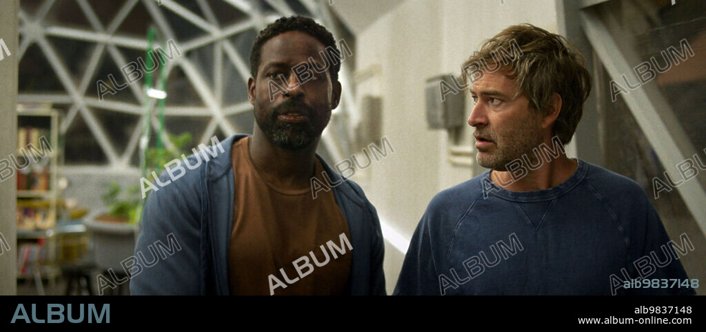 MARK DUPLASS and STERLING K. BROWN in BIOSPHÈRE, 2022, directed by MEL ESLYN. Copyright DUPLASS BROTHERS PRODUCTIONS.