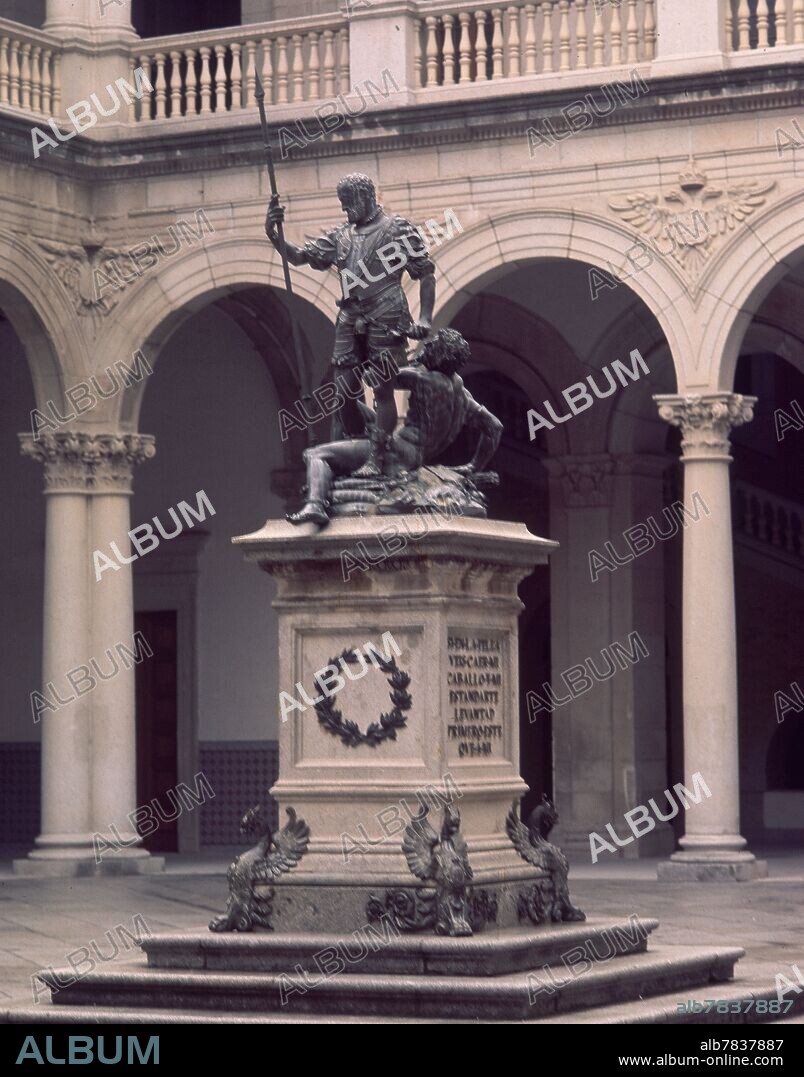 COPIA DE LA ESTATUA DE CARLOS V DOMINANDO AL FUROR EN EL PATIO DEL ALCAZAR DE TOLEDO.