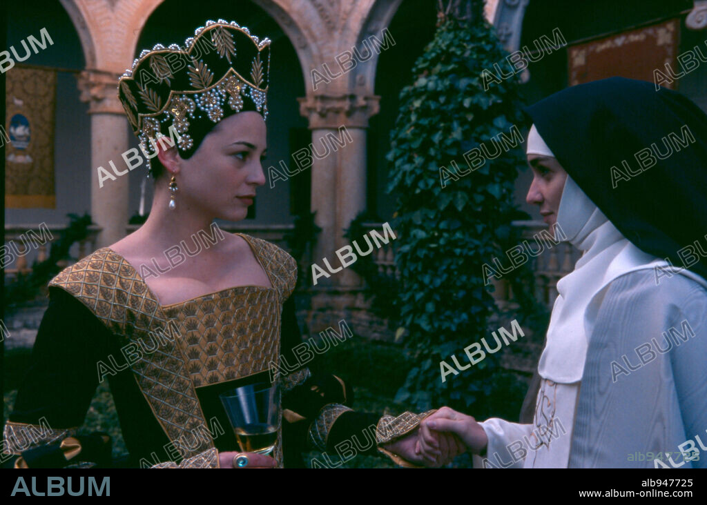 LEONOR WATLING y PAZ VEGA en TERESA, EL CUERPO DE CRISTO, 2007, dirigida por RAY LORIGA. Copyright LOLAFILMS S.A.