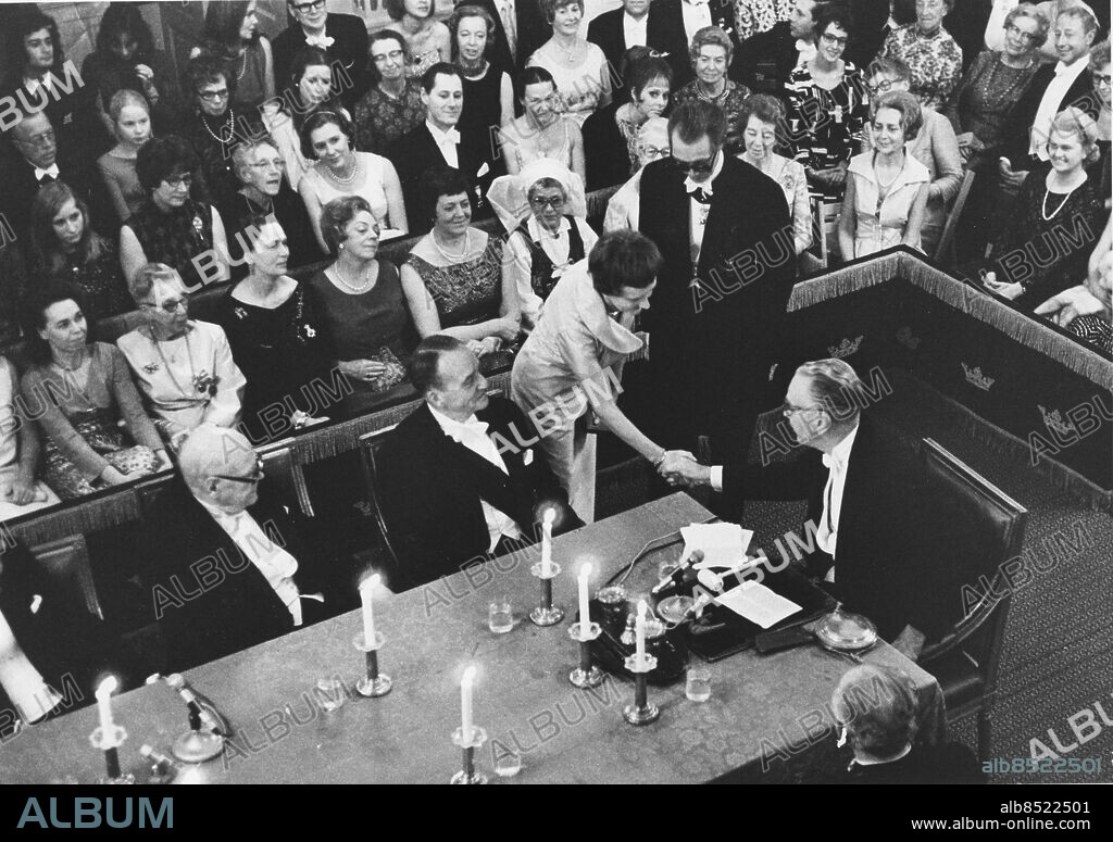 STOCKHOLM 19711220. Författarinnan Astrid Lindgren mottager Svenska Akademiens guldmedalj. Stående bredvid Svenska Akademiens ständige sekreterare Karl Ragnar Gierow. Foto: Bo Carsing / SCANPIX / Kod 20360.