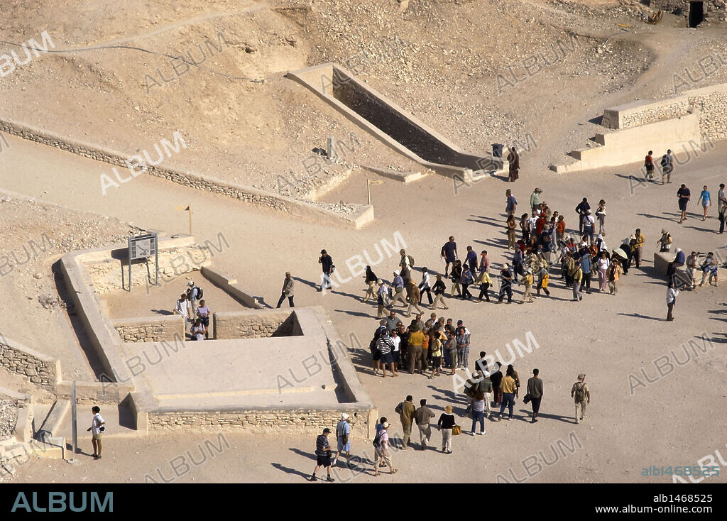 TURISTAS visitando las tumbas hipogeos de los faraones, excavadas en la roca. Valle de los Reyes. Necrópolis Tebanas. Alrededores de Luxor. Egipto.