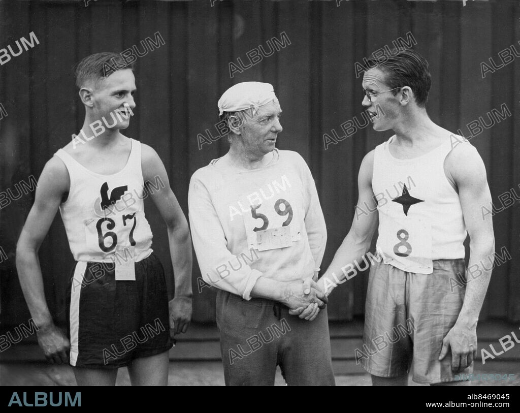 OKÄNT FOTODATUM.. Utan bildtext. Not. Från gångtävlingen Alingsås - Göteborg. Fr. v. Segrarna i resp. nybörjarklassen, äldre Oldboys- och seniorklass A. Gert Lind, Oscar Wikström och Einar Lindberg. Anm. Hälsningar Handslag Nummerlappar Siffror Profiler Sextiosju Femtionio Åtta Trio Näsdukar CD208 persons: Gert Lind ;Einar Lindberg ;Oscar Wikström sites: SVERIGE.