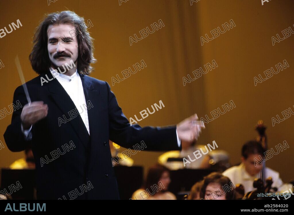 COBOS, LUIS. DIRECTOR DE ORQUESTA ESPAÑOL . FOTO AÑO 1990.