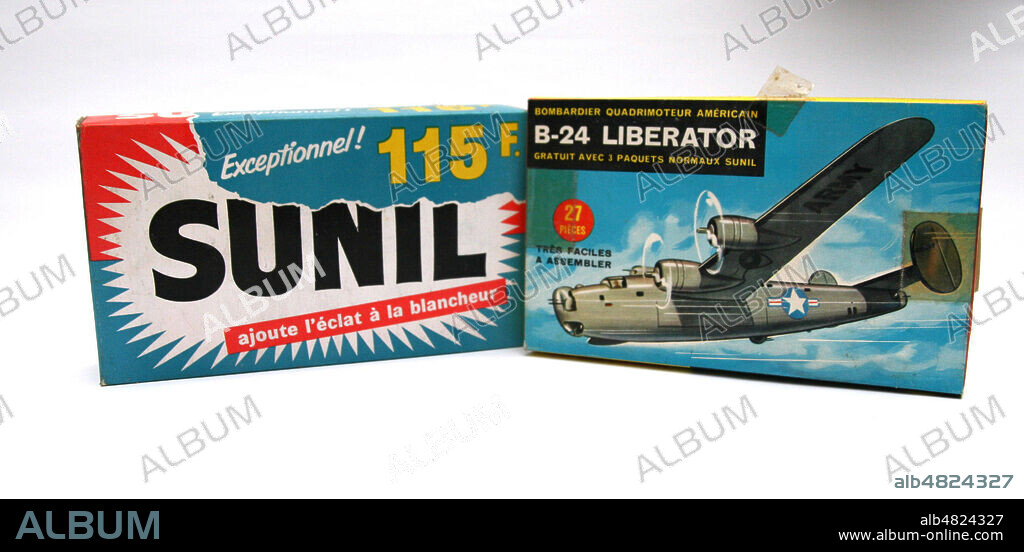 Boite de maquette bombardier B24 et paquet de lessive Sunil vers 1960 (cadeau publicitaire). Credit : Collection Elzingre/KHARBINE-TAPABOR.