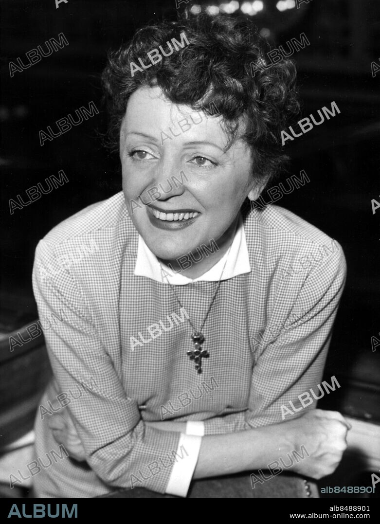 Orig. bildtext... EDITH PIAF som blir Berns stora Maj-månads artist kom på söndagen till Stockholm. Här ses PIAF vid pressmottagningen på Berns. Anm. Sångerska Kors persons: Edith Piaf sites: FRANKRIKE* ;STOCKHOLM ;SVERIGE.