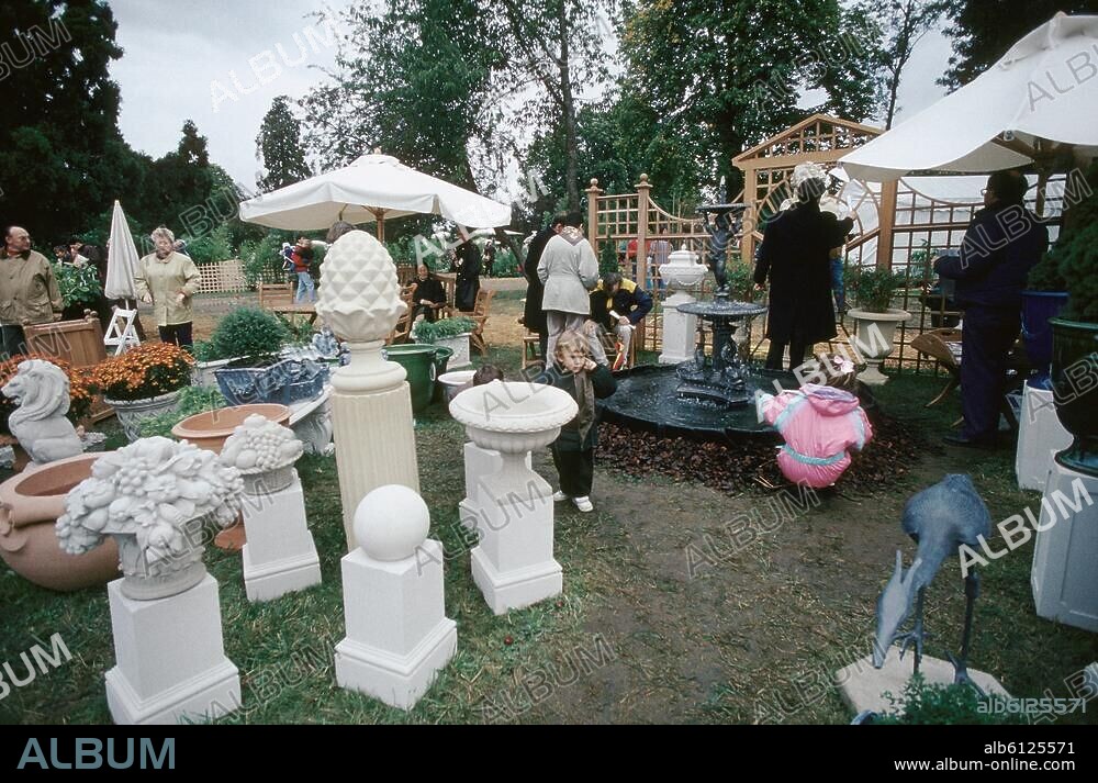 Ausstellungen / Gartenbau.-Gartenbauausstellung "Journée des Plantes" in der Domaine de Courson (Gemeinde Courson-Monteloupg, Dép. Essonne, Ilede-France, Frankreich; seit 1983 zweimal im Jahr stattfindende Gartenbauausstellung im Schlosspark): Keramiken, Treillagen und Skulpturen.-Foto, undatiert.