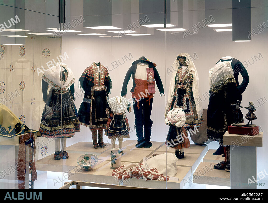 TRAJES DE LAGARTERA (TOLEDO)- ANTIGUA INSTALACION SITUADA EN EL PALACIO DEL SENADO ANTIGUO PALACIO DE PEPE BOTELLA.