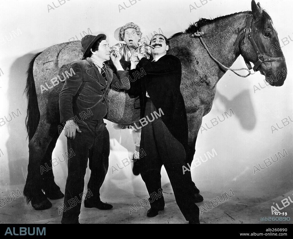LOS HERMANOS MARX, CHICO MARX, GROUCHO MARX y HARPO MARX. CHICO MARX, GROUCHO MARX, HARPO MARX y THE MARX BROTHERS en UN DÍA EN LAS CARRERAS, 1937 (A DAY AT THE RACES), dirigida por SAM WOOD. Copyright M.G.M.