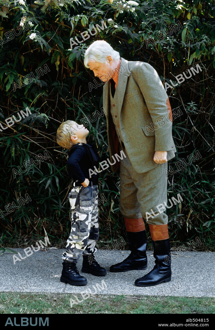 GERRY FITZGERALD, JON VOIGHT, LEO FITZGERALD and MYLES FITZGERALD in SUPERBABIES: BABY GENIUSES 2, 2004, directed by BOB CLARK. Copyright TRIUMPH FILMS / SCHROTER, EIKE.