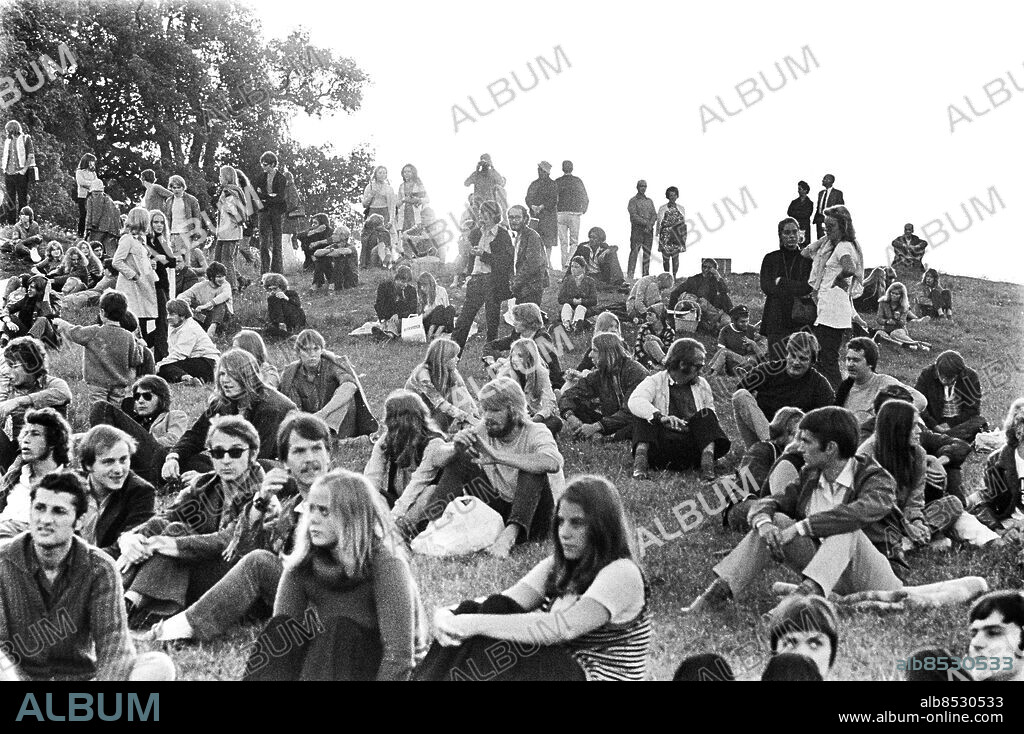 STOCKHOLM 1970-08-20. Puplik framför scenen under Gärdesfesten på Ladugårdsgärdet i Stockholm 20.e augusti 1970.. Foto: Olle Lindeborg / TT / Kod: 190.