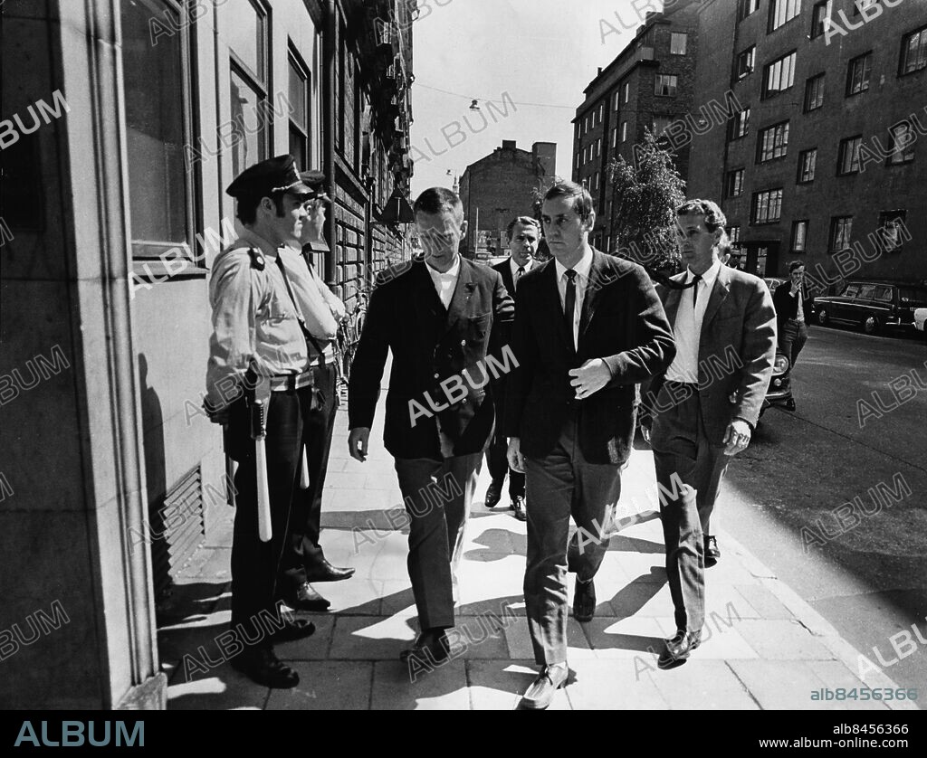 ARKIV CA 1970-07-15. Irwing Höglund förs till rättssalen i Stockholm omkring 15:e juli 1970, misstänkt för mordet på sin fru Ulla Höglund 29 år som hittades mördad under en gran i ett skogsparti nära en landsväg utanför Hallinge 4:e juni 1970, Ulla försvann från sitt hem i Södertälje 20:e maj 1970 i samband med att hon skjutsade sin man Irwing till en kvällslektion. Irwing Hölund var tidigt misstänkt för mordet på sin fru men släpptes då det visade sig att han hade alibi vid mordtillfället. Foto: Olle Wester / XP / SCANPIX SWEDEN / Kod: 44. **AFTONBLADET OUT**.