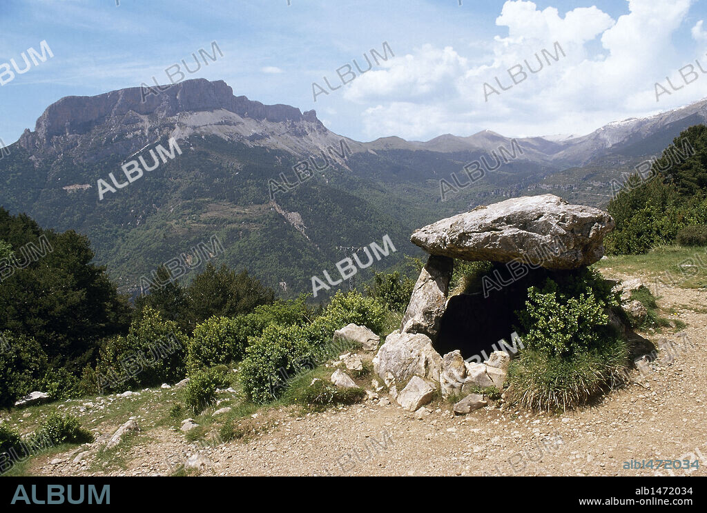 ARTE PREHISTORICO. EDAD METALES. ESPAÑA. DOLMEN DE TELLA. Monumento megalítico situado en el Parque Nacional de Ordesa y Monte Perdido. Al fondo, la cumbre del CASTILLO MAYOR (1983 m). Provincia de Huesca. Aragón.