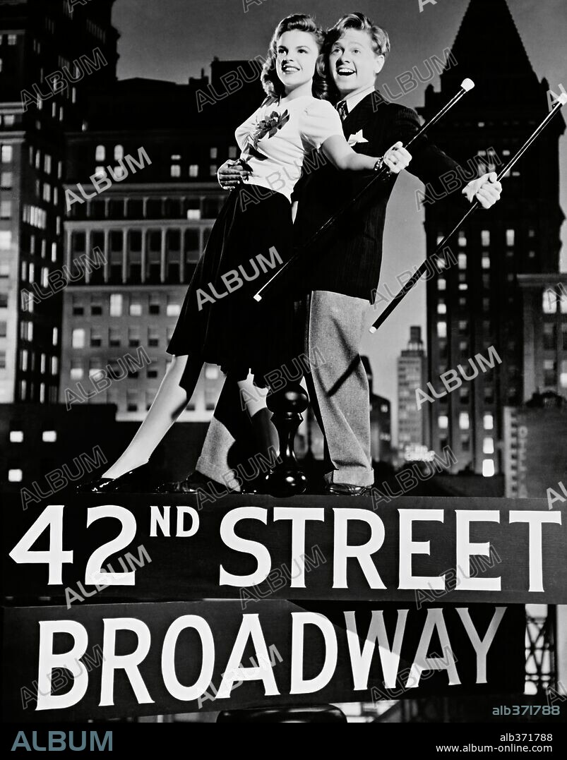 JUDY GARLAND y MICKEY ROONEY en CHICOS DE BROADWAY, 1941 (BABES ON BROADWAY), dirigida por BUSBY BERKELEY. Copyright M.G.M.