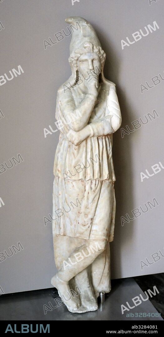 Soporte en forma de Atis (en la mitologia clásica, la amante de Cibeles y sirviente eunuco). La escultura conserva todavía algunos colores rojos originales. Atis con su gorro frigio, pantalones largos y tunica sujeta con un cinturón en la cintura. Siglo I d. C. Procedente de Pompeya, Vi, 14, 37 atrium. Museo Arqueológico Nacional. Nápoles. Italia.