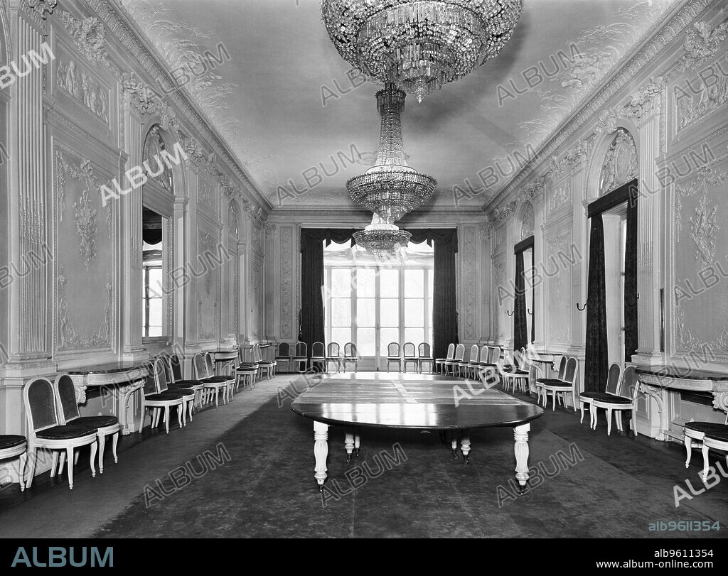 British Embassy (Hotel de Charost), 39 Rue de Fauborg Saint Honore, Paris, France, 1964. The state dining room at the Hotel de Charost, the British Ambassador's residence in Paris. Photographed for the Ministry of Public Building and Works.