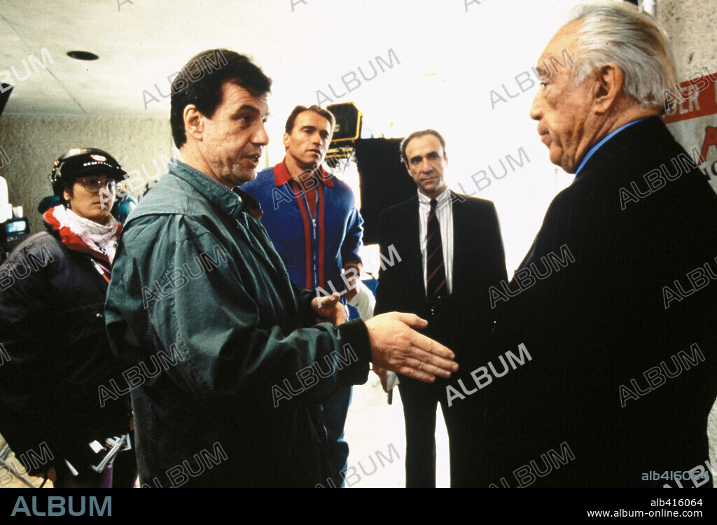 ANTHONY QUINN, ARNOLD SCHWARZENEGGER, F. MURRAY ABRAHAM and JOHN MCTIERNAN in LAST ACTION HERO, 1993, directed by JOHN MCTIERNAN. Copyright COLUMBIA PICTURES.