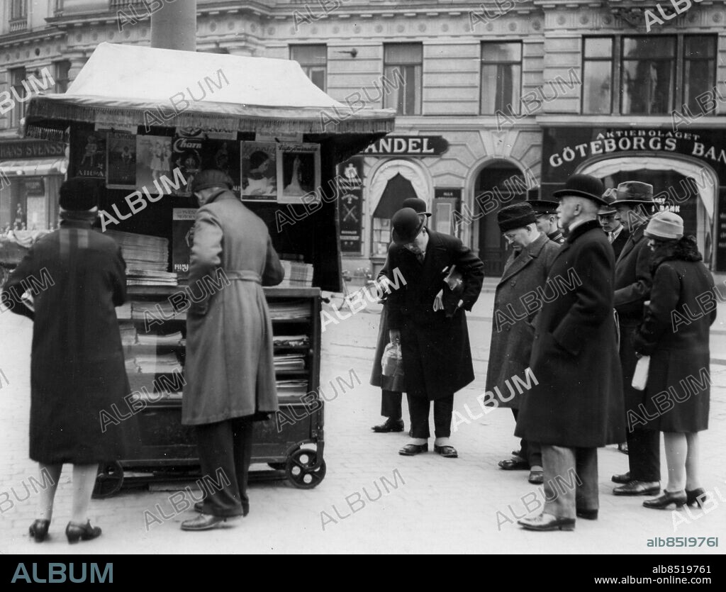 STOCKHOLM 1920-tal.. Tidningsförsäljare vid Stureplan, Troligen 20-talet. Foto: Bertil Norberg kod 1060 COPYRIGHT SCANPIX SWEDEN.