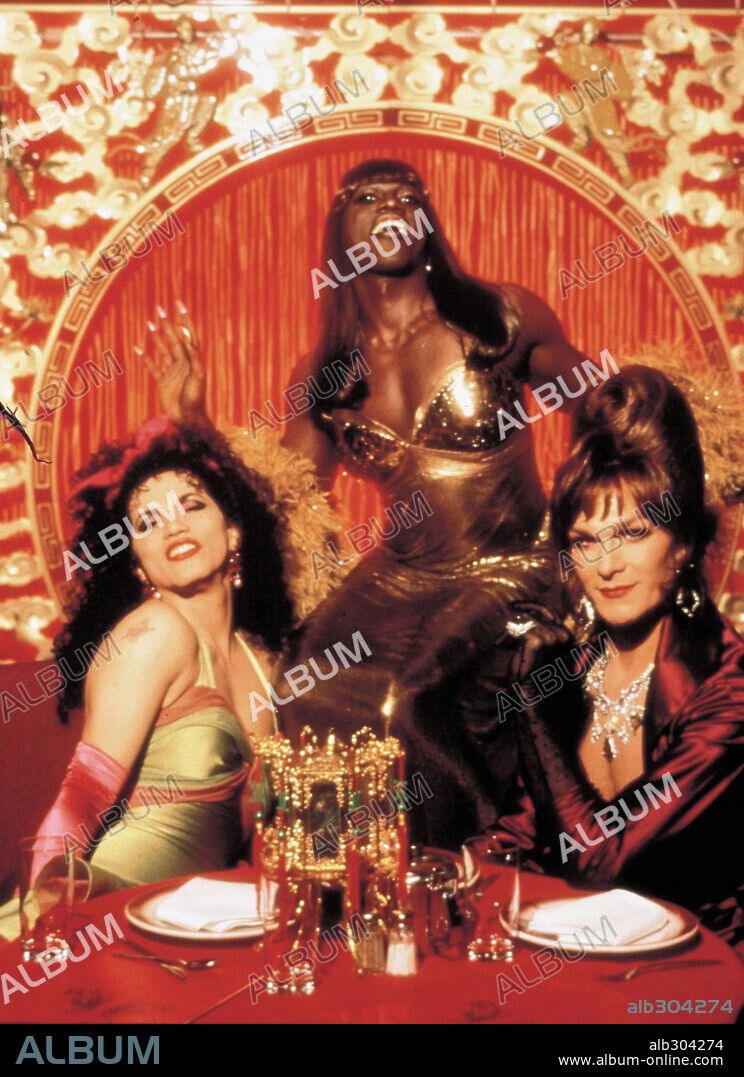 JOHN LEGUIZAMO, PATRICK SWAYZE und WESLEY SNIPES in TO WONG FOO, THANKS FOR EVERYTHING! JULIE NEWMAR, 1995, unter der Regie von BEEBAN KIDRON. Copyright UNIVERSAL PICTURES.