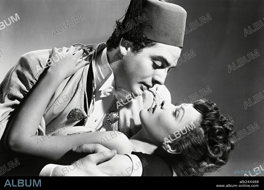 GENE TIERNEY y VICTOR MATURE en EL EMBRUJO DE SHANGHAI, 1941 (THE SHANGHAI GESTURE), dirigida por JOSEF VON STERNBERG. Copyright UNITED ARTISTS.