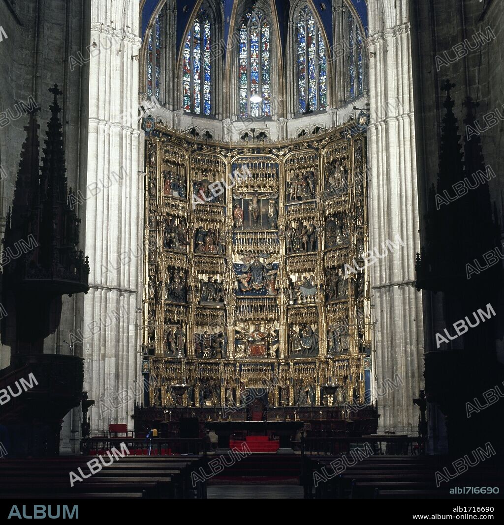 ARTE GOTICO. ESPAÑA. CATEDRAL DE OVIEDO (SIGLOS XIV-XV). Vista del interior del edificio. Al fondo, el retablo de la Capilla Mayor, obra de Giralte de Bruselas y de Juan de Valmaseda. Asturias. España.