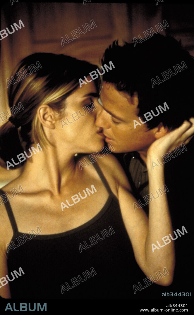 AMANDA PEET and SEAN PATRICK FLANERY in BODY SHOTS, 1999, directed by MICHAEL CRISTOFER. Copyright NEW LINE CINEMA / JACOBS, NEIL.