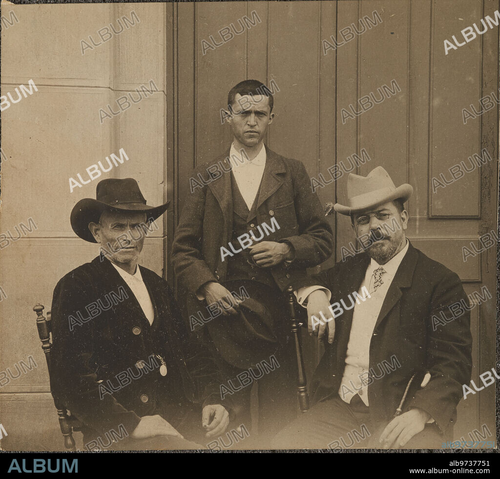 Mazarete (Guadalajara), September 1906. The former inmates of Mazarete. Eusebio Moreno (1) and Juan Moreno (2) accompanied by Dr. Tomás Maestre (3).