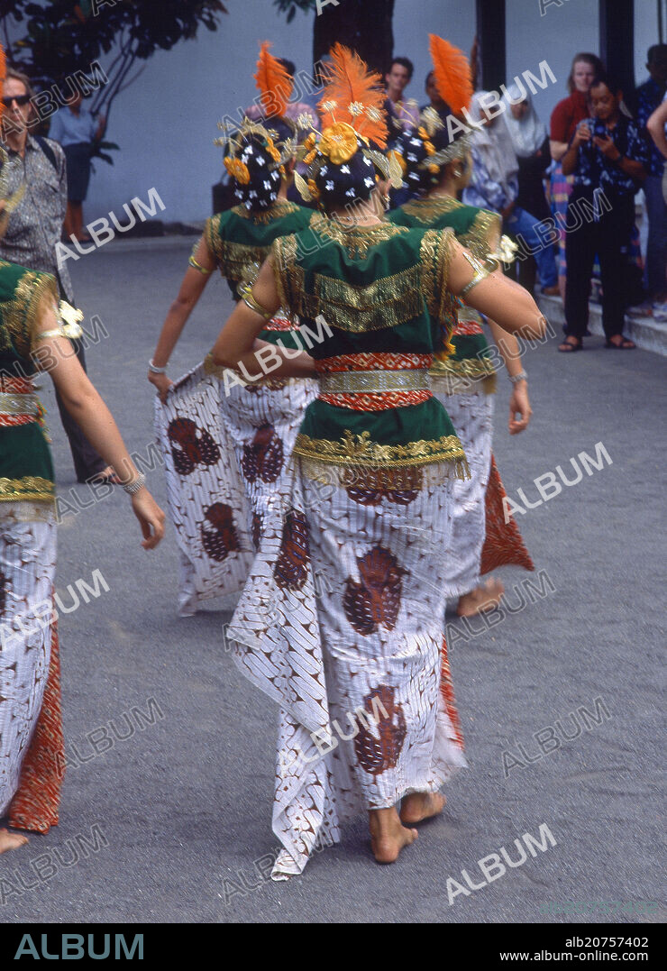 MUJERES INDONESAS CON TRAJES TIPICOS SE DIRIJEN A ACTUAR.