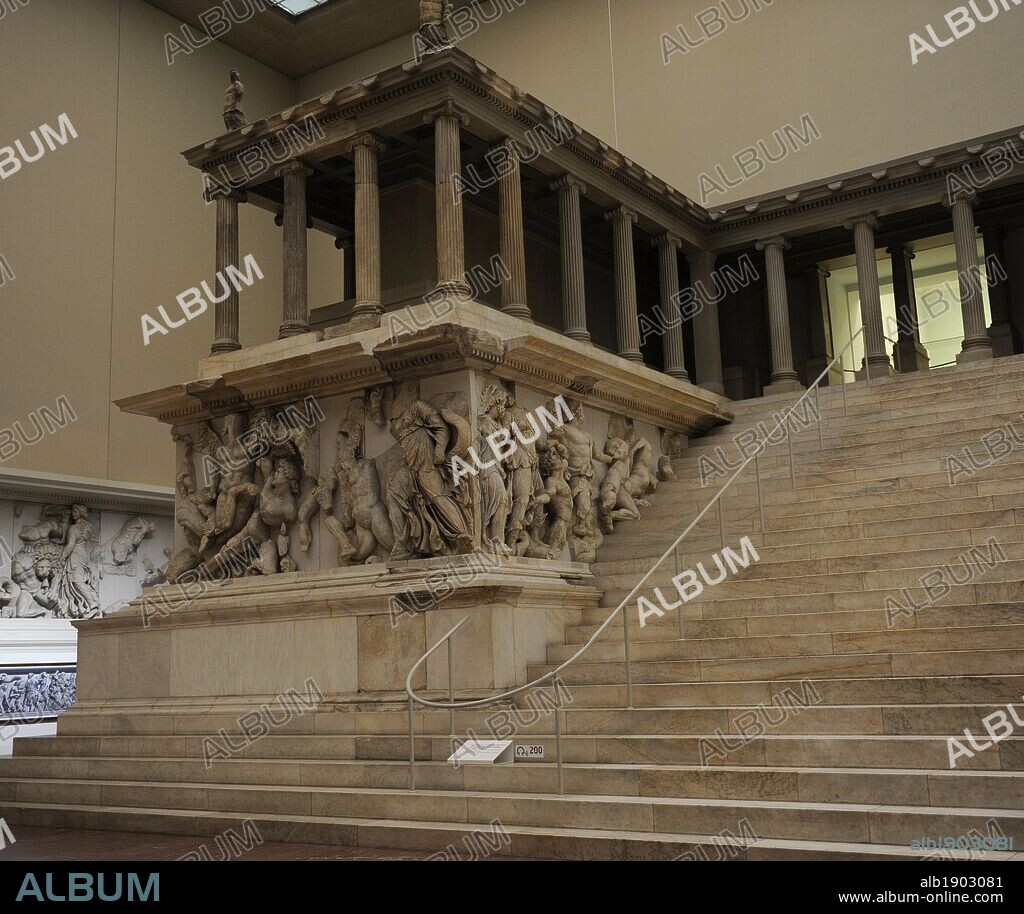 ARTE GRIEGO-HELENISTICO. ASIA MENOR. "ALTAR DE ZEUS O ALTAR DE PERGAMO". Mármol y piedra caliza. Fue construído por orden de Eumenes II Sóter (197-159 a. C.), entre los años 164 y 156 a. C. Los relieves fueron realizados por artistas de la escuela de Pérgamo, en estilo barroco helénico. GIGANTOMAQUIA. FRISO OESTE. "Anfítrete y su hijo Tritón luchando contra los gigantes". Museo de Pérgamo (Isla de los Museos). Berlín. Alemania. Europa.
