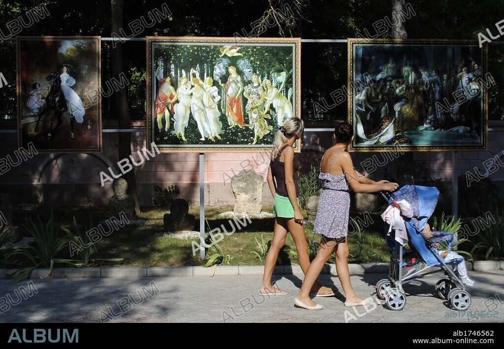 UCRANIA. YEVPATORIYA (EUPATORIA). Exposición de copias de cuadros famosos en las calles de la ciudad. Península de Crimea.