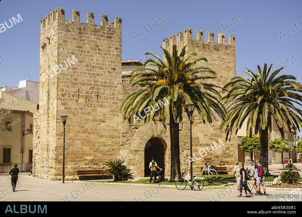 puerta de Xara,- puerta del Moll-, plaza Carles V, muralla medieval, siglo XIV, Alcudia,Mallorca, islas baleares, Spain.