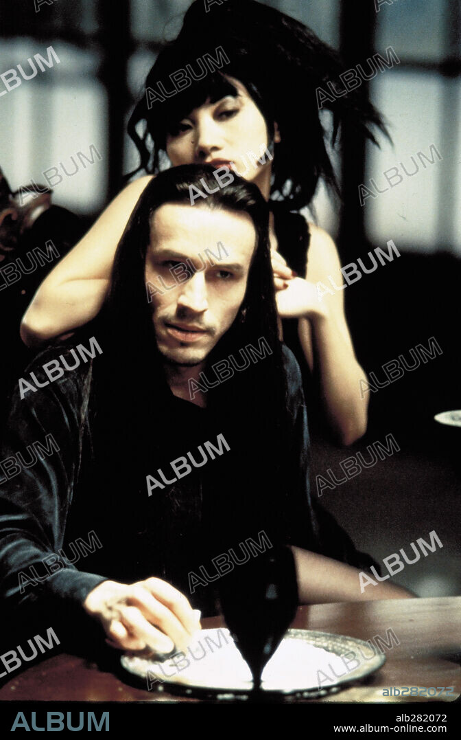 LING BAI y MICHAEL WINCOTT en EL CUERVO, 1994 (THE CROW), dirigida por ALEX PROYAS. Copyright MIRAMAX FILMS.
