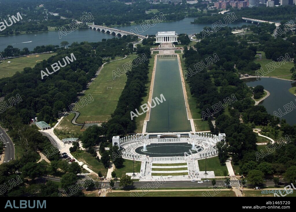 ESTADOS UNIDOS. WASHINGTON DC. Panorámica del MEMORIAL NACIONAL DE LA II GUERRA MUNDIAL, la PISCINA REFLECTANTE y el MONUMENTO A LINCOLN (al fondo). Distrito de Columbia.