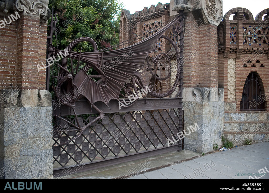 Antoni Gaudi/ Finca Guell, 1885. Dragon de forja. Modernismo. Barcelona.